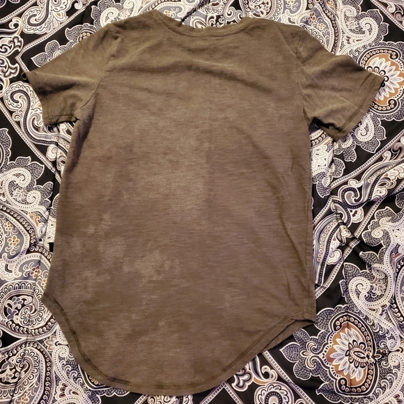 *2-for-$10* Boys Curved Hem Distressed Tee, size Medium 8-10 - Picture 3 of 3